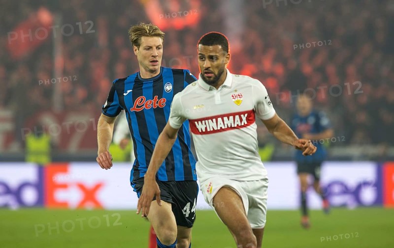 Football match, Marco BRESCIANINI Atalanta Bergamo left chasing Josha VAGNOMAN VFB Stuttgart burning head, Stuttgart Arena, Stuttgart