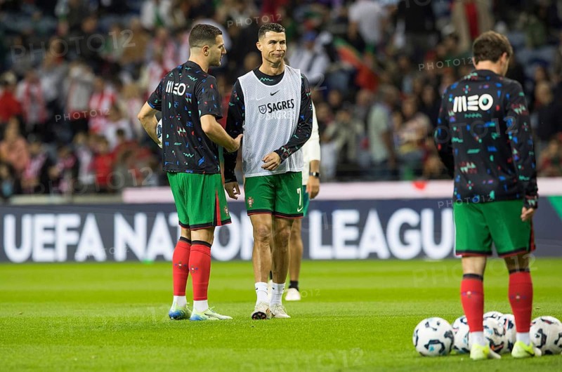 Football match, Cristiano RONALDO CR7 Portugal centre puzzled talking to team mates during pre-match warm up, Estadio do Dragao, Porto, Portugal, Europe