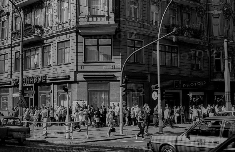 GDR, Berlin, 25 May 1990, queuing for applications for monetary union, savings bank in Kastanienallee, at the intersection of Schönhauser Alle and Dimitroffstraße)