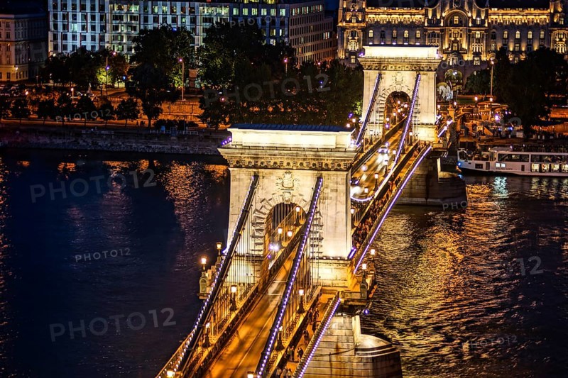 Szechenyi Chain Bridge night view (Budapest, Hungary). Shooting Location: Hungary, Budapest