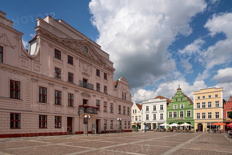 Güstrow, market square with town hall, built around 1800 by David Anton Kufahl