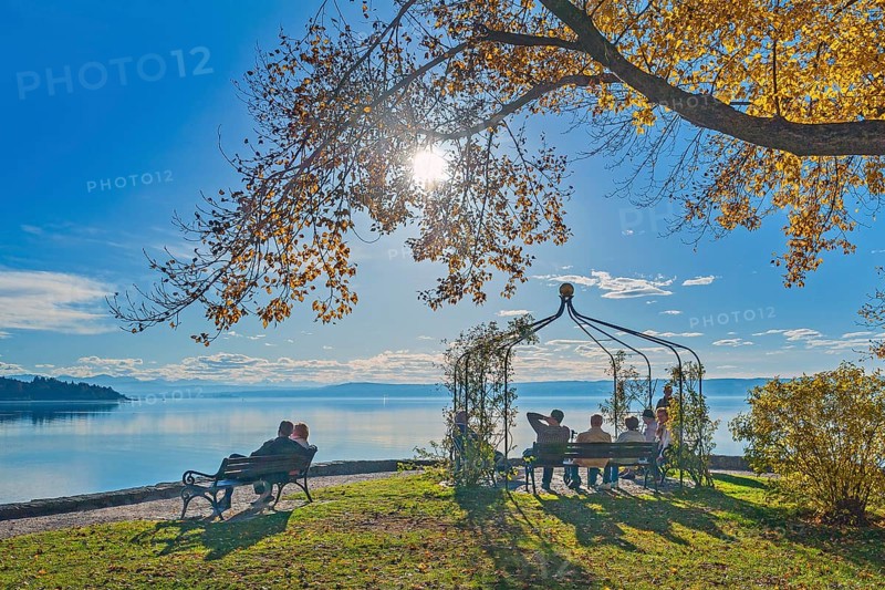 Park benches with visitors in the autumnal spa gardens, Herrsching am Lake Ammer, Upper Bavaria, Bavaria, Germany, Europe