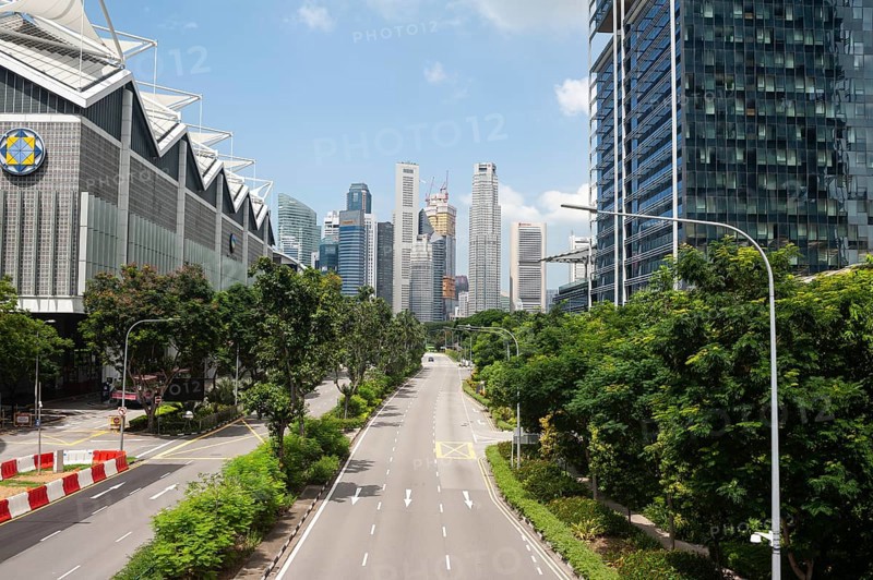 05.05.2020, Singapore, Republic of Singapore, Asia, Empty streets and hardly any traffic in the city centre during the lockdown due to the corona crisis (Covid-19) . The skyscrapers of the business district rise up in the background, Asia
