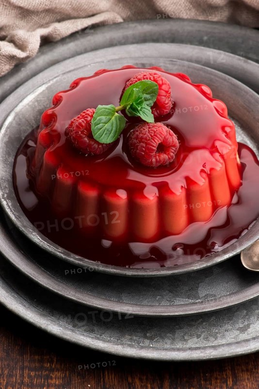 Vanilla pudding with raspberry and raspberry sauce