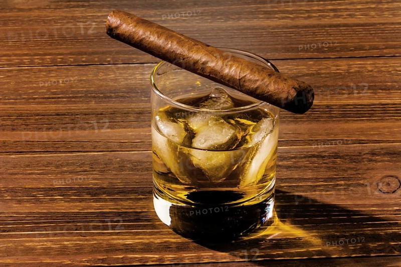 Zigarre und Whiskey. ein Symbolfoto für Sucht und Verwandtes, Österreich