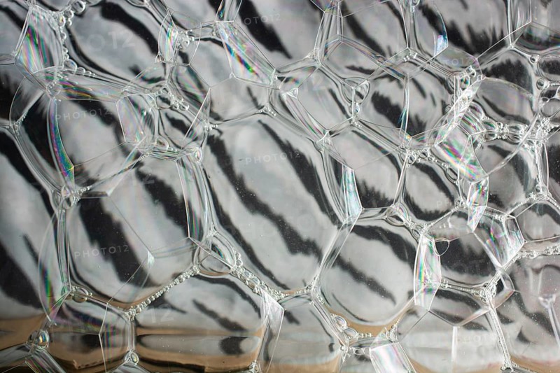 Oil bubbles inside water base form patterns
