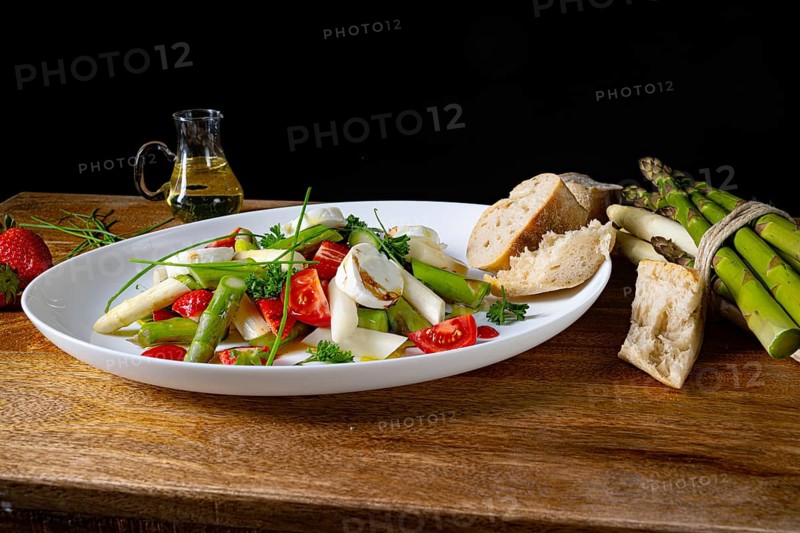 Asparagus salad with strawberries, tomatoes and goat's cheese