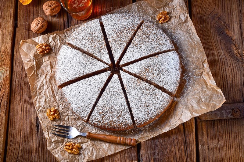 Frischer und leckerer herbstlicher Walnusskuchen mit Honig