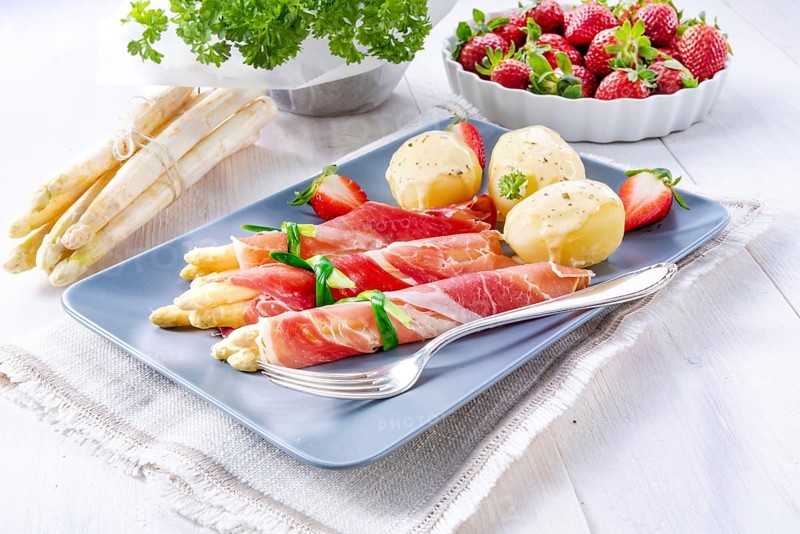 Asparagus ham rolls with strawberries and hollandaise