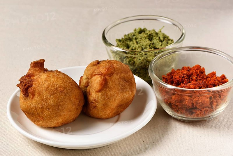 Indian fast food potato vada with chutney, Maharashtra, India, Asia