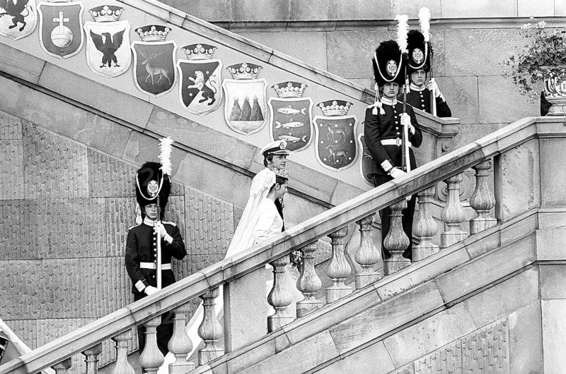 Wedding of Carl XVI Gustaf and Silvia Sommerlath. Carl XVI Gustaf, King of Sweden. Born 30 april 1946. The wedding 19 june 1976 in Stockholm. Queen Silvia in her wedding dress with king Carl XVI Gustaf on the stairway to the royal castle in Stockholm with crowds of people in the background cheering