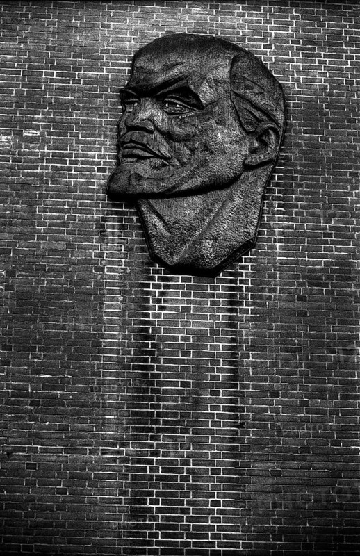 Germany, Berlin, 21.12.1991, Leninkopf, in Französische Straße, (bath and sauna - building of the Russian Embassy), Europe