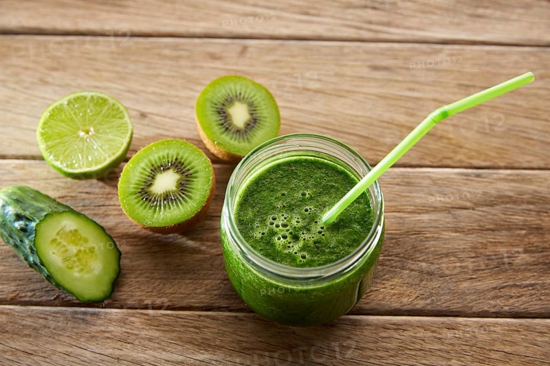 Detox green juice cleansing recipe with also kiwi lemon cucumber spinach