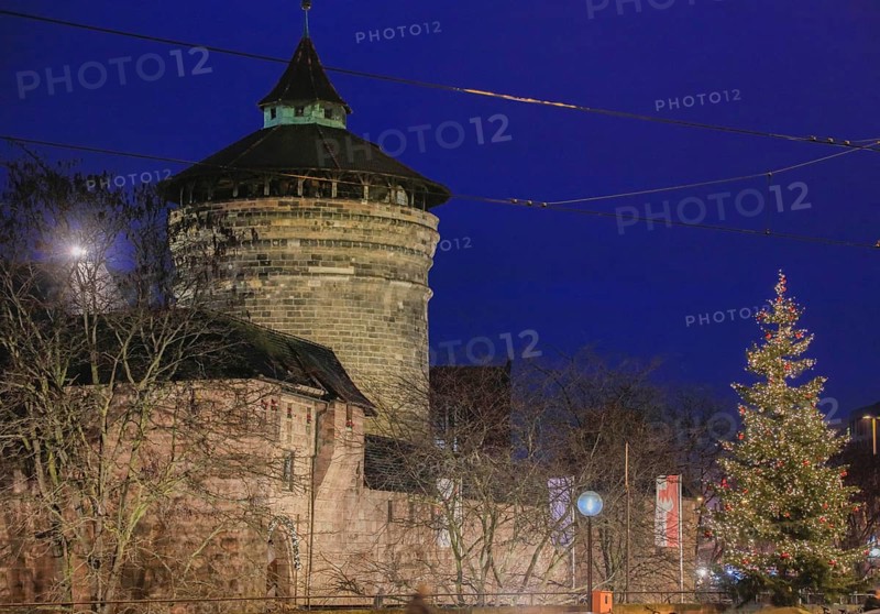 Königstor and Frauentor, city wall, Christmas tree in the evening, Nuremberg, Middle Franconia, Franconia, Bavaria, Germany, Europe
