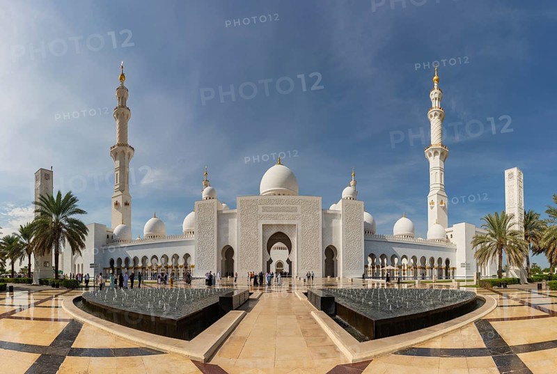 A picture of the Sheikh Zayed Grand Mosque as seen from the outside