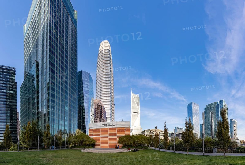 A picture of the Salesforce Amphitheater at the Salesforce Park, with the other Downtown San Francisco buildings around, including the Salesforce Tower