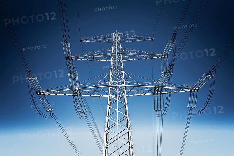 High-voltage pylon, electricity costs, power failure, power grid