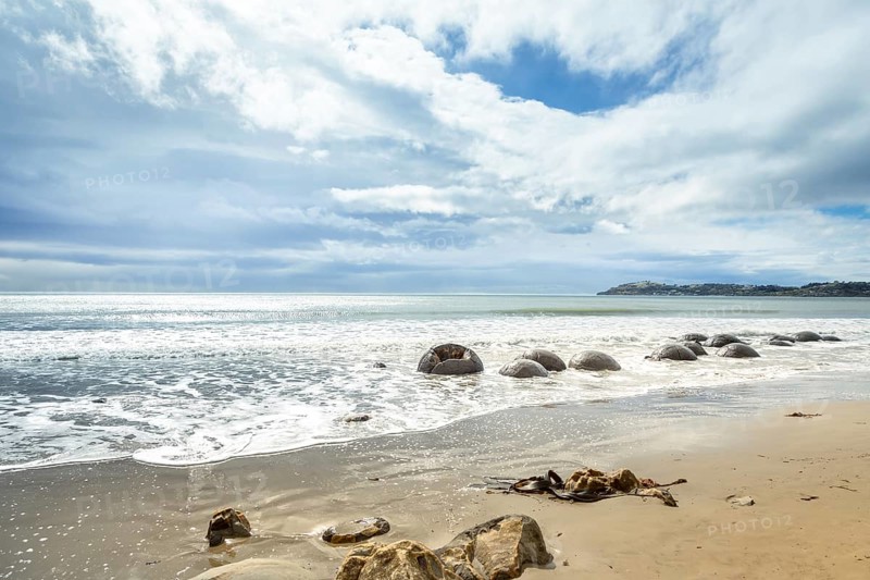 An image of the boulders at the beach of Moeraki New Zealand