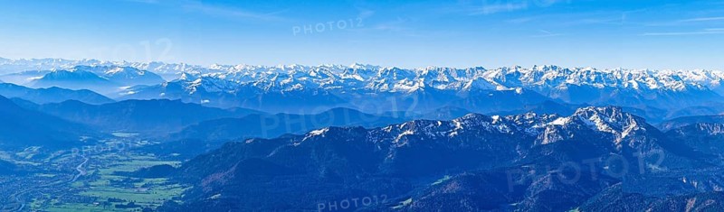 Mountain panorama near Bad Tölz with views over the Karwendel and Wetterstein mountains to the Alpspitze