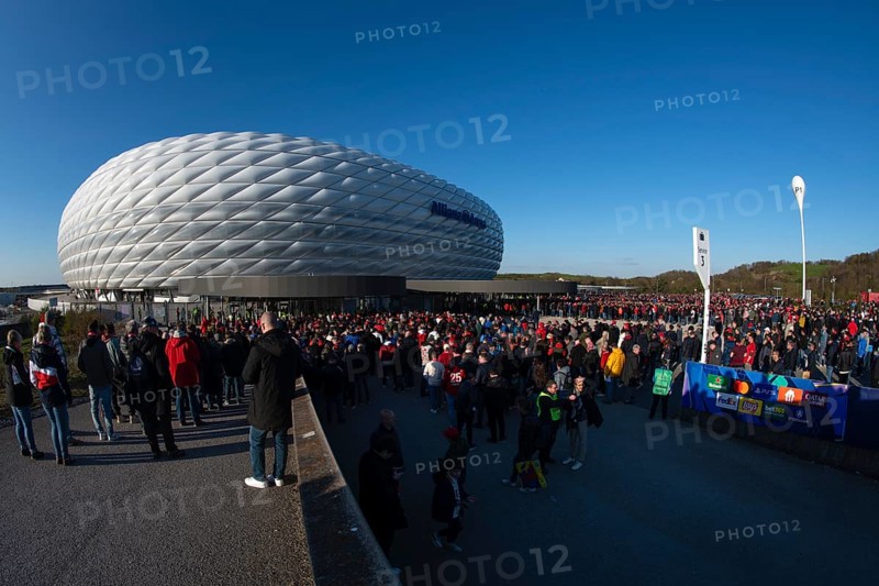 Spectators, fans, waiting for admission, sky, blue, Champions League, Allianz Arena, Munich, Bavaria, Germany, Europe