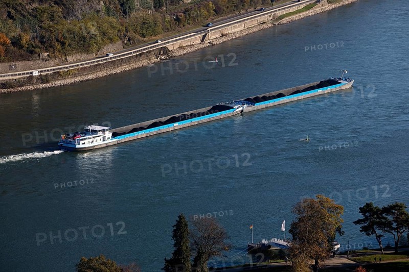 Inland waterway vessel, coupled convoy, motor vessel with barge on the Rhine in Bacharach, Upper Middle Rhine Valley, Rhineland-Palatinate, Germany, Europe