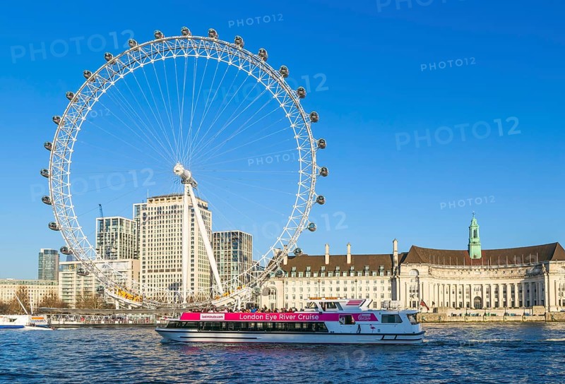 The London Eye ferris wheel, the Millennium Wheel, South Bank, River Thames, London, England, UK