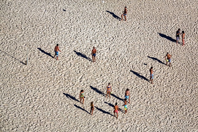 Volleyball players playing in groups on the beach, throwing shade, beach volleyball, illustration, view from above, Nazare, Nazaré, Portugal, Europe