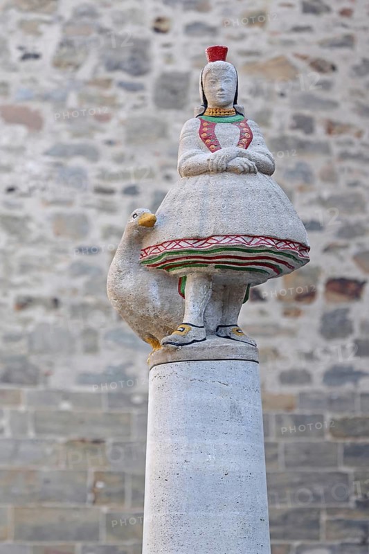 Schwälmer fountain with Little Red Riding Hood and goose figure, Gänseliesel, fairy tale figure, traditional traditional costume, skirt, detail, Alsfeld, Vogelsberg, Hesse, Germany, Europe