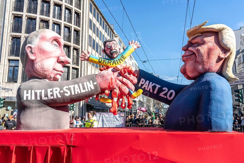 Rose Monday parade in Düsseldorf, themed float by float builder Jacques Tilly, Putin and Trump shake hands and crush Ukraine President Selensky North Rhine-Westphalia, Germany, Europe