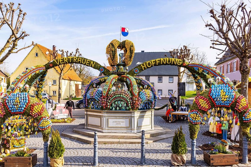 The Easter fountain in Schechingen has around 13, 000 hand-painted eggs. This makes it one of the largest and most beautiful in the whole of East Württemberg. Around 50, 000 visitors admire the decorated village fountain every year. Schechingen, Ostalbkreis, Baden-Württemberg, Germany, Europe