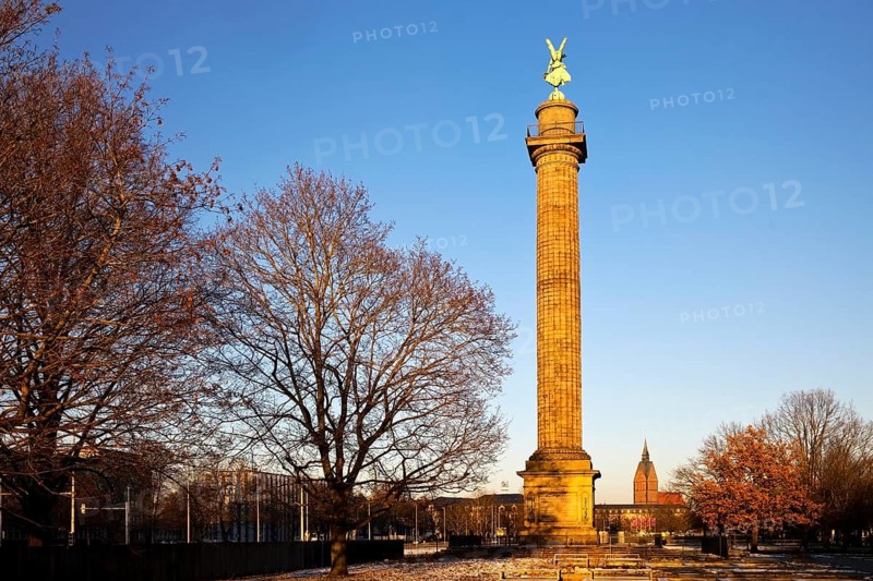 Waterloo Column with Victoria, Victory Column commemorating the Battle of Waterloo, with Market Church, Hanover, Lower Saxony, Germany, Europe