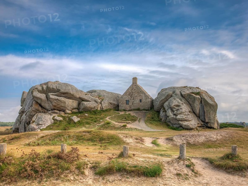 The Guard House (Corps de Garde) ("Customs House") between two huge granite rocks, Site de Meneham, Meneham, Kerlouan, Département Finistère, France, Europe