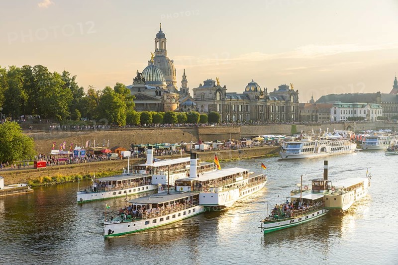 Caneletto the Dresden city festival, steamboat parade on the Elbe