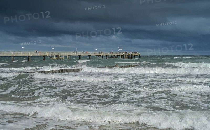 Storm, bad weather, waves, beach, Baltic Sea, pier, Kühlungsborn, Rostock district, Mecklenburg-Western Pomerania, Germany, Europe
