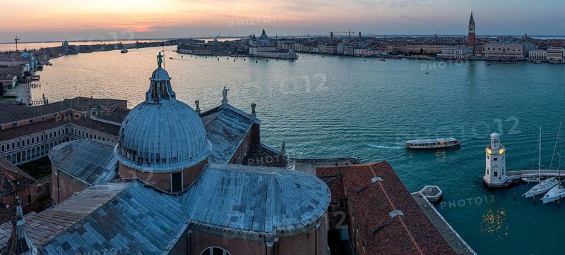 Abendstimmung bei Sonnenuntergang, Ausblick von Kirche San Giorgio Maggiore zur Basilika Santa Maria della Salute, Campanile San Marco und Dogenpalast, Panoramaaufnahme, Venedig, Venetien, Italien