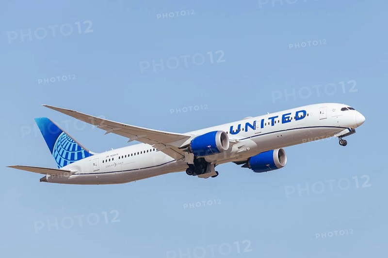 MELBOURNE, AUSTRALIA - SEPTEMBER 07, 2024: A United Airlines Boeing 787-9 Dreamliner takes off from Melbourne on September 7th 2024