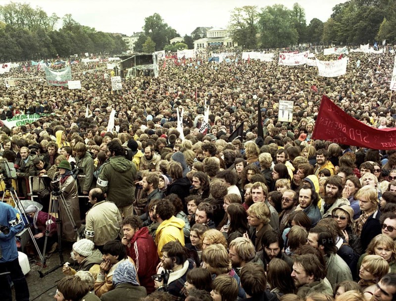Bonn. Hofgarten. 400-000 at peace movement rally on 22. 10. 1983
