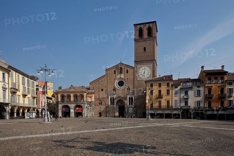 Italy Lodi 89784 Piazza della Vittoria north-east square front m Cathedral S Bassiano 1163-1284 tower rebuilt in the 16th century left next to it baroque façade of the old town hall BROLETTO