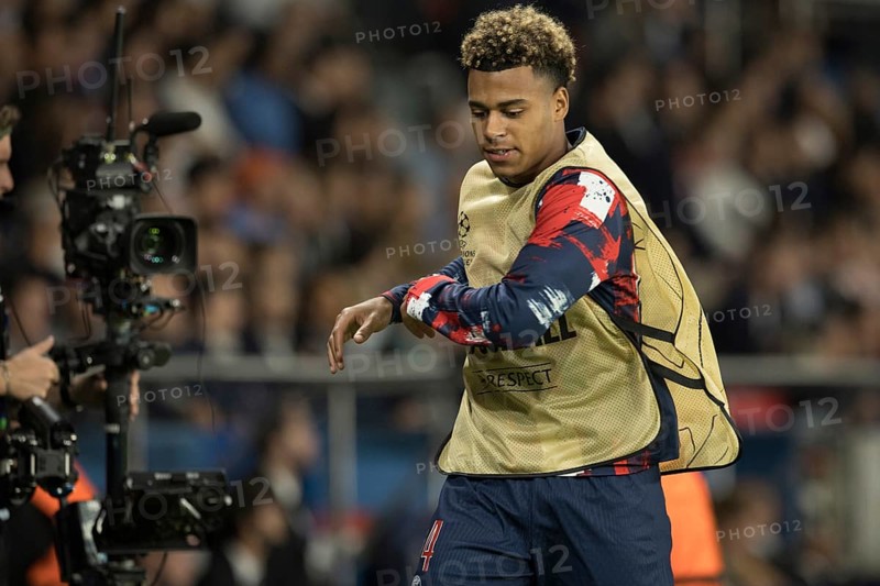 Football match, Desire DOUE Paris St. Germain warming up, a cameraman is hidden on the left, Parc des Princes football stadium, Paris