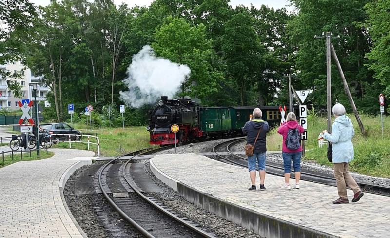 DEU, Germany, Sellin (Rügen) : The Workers' Welfare Organisation (AWO) has designed a trip to Rügen for senior citizens as a special experience for its guests. Travelling on the speeding Roland is a standard part of every experience on Rügen, Europe