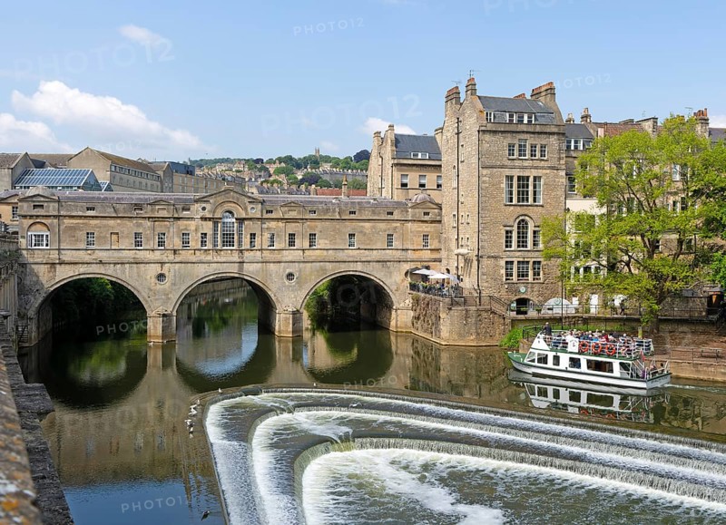 Boat trip at Pulteney Bridge, River Avon weir, city of Bath, north east Somerset, England, UK