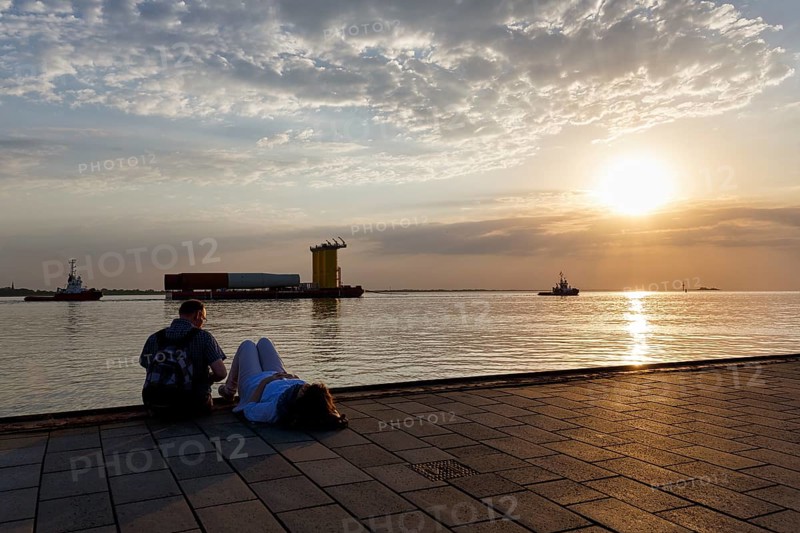 Tourists enjoying the view, sunset on the Weser, pier Seebäderkaje, pontoon, Willy-Brandt-Platz, Havenwelten, Bremerhaven, Bremen, Germany, Europe