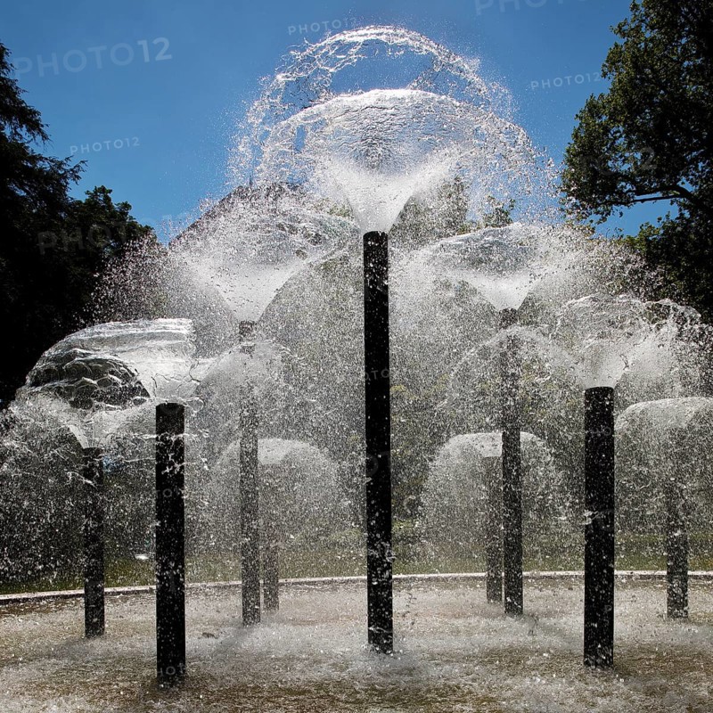 Water bell fountain in the spa gardens, Bad Homburg vor der Höhe, Hesse, Germany, Europe