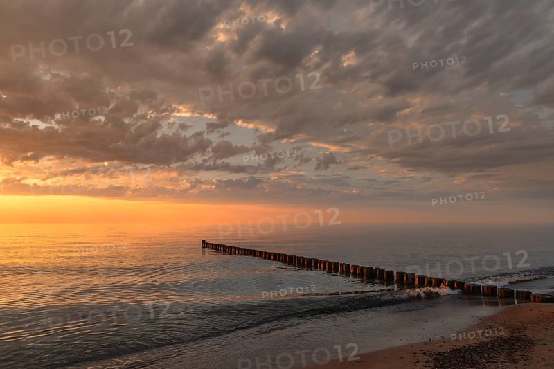 Sunset on the beach of Dierhagen, Fisch-Darß-Zingst peninsula, Mecklenburg-Western Pomerania, Germany, Dierhagen, Mecklenburg-Western Pomerania, Germany, Europe