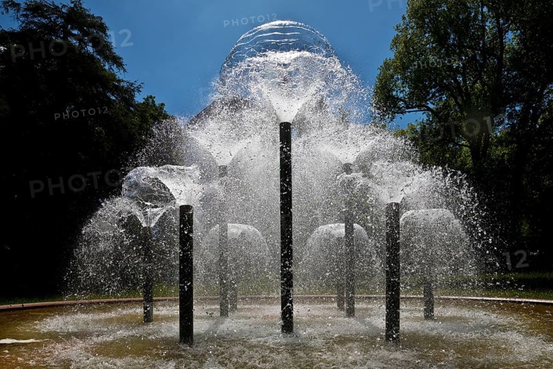Water bell fountain in the spa gardens, Bad Homburg vor der Höhe, Hesse, Germany, Europe