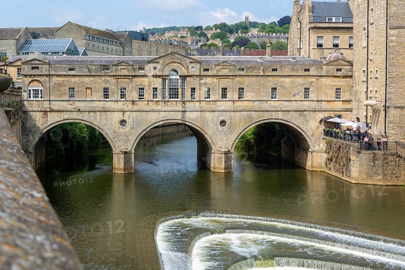 Pulteney Bridge and River Avon weir, city of Bath, north east Somerset, England, UK