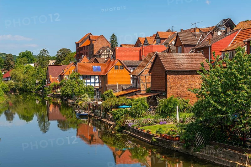 Old fishermen's settlement along the Werra, Bad Sooden, Allendorf, district Allendorf, street Fischerstad under monument protection, half-timbered houses, water reflection, trees, garden, sports boat, blue sky, Werra-Meissner-Kreis, Hesse, Germany, Europe