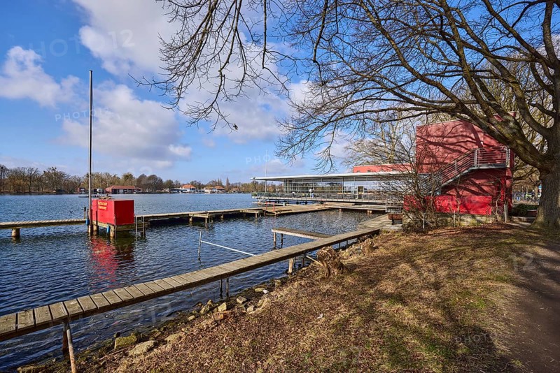 Yacht school Hanover, Maschsee, lake, jetties, jetty, bare wintry trees, shore, blue sky, cumulus clouds, Hanover, state capital, Hanover region, Lower Saxony, Germany, Europe