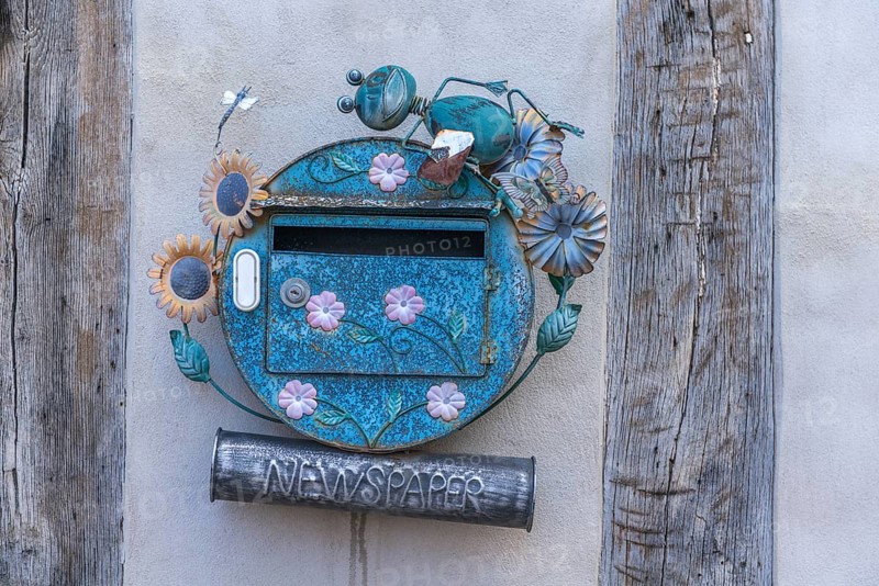 Artistically decorated letterbox, Bad Sooden, Allendorf, Allendorf district, historic old town half-timbered house, ornamentation, flower blossoms, frog, newspaper, detail, Werra-Meissner district, Hesse, Germany, Europe