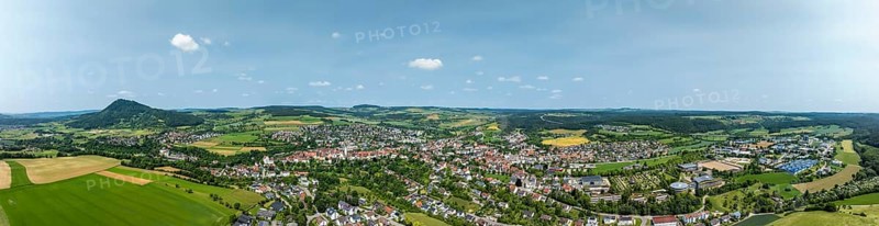 Luftbild, Panorama von der Stadt Engen im Hegau, am Horizont der Hegauvulkan Hohenhewen, Landkreis Konstanz, Baden-Württemberg, Deutschland